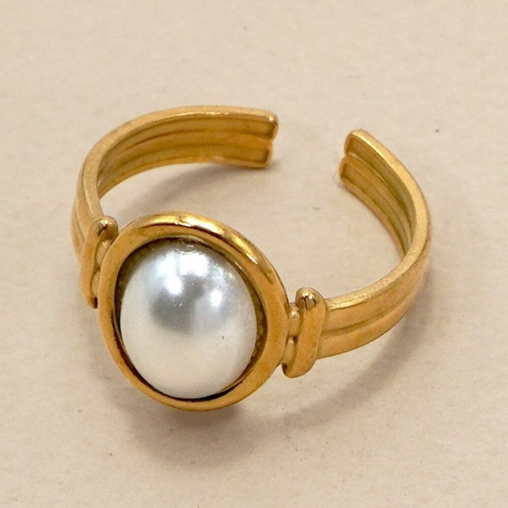 18k Stainless Steel Tarnish Free Stone Ring In Natural Pearl Stone